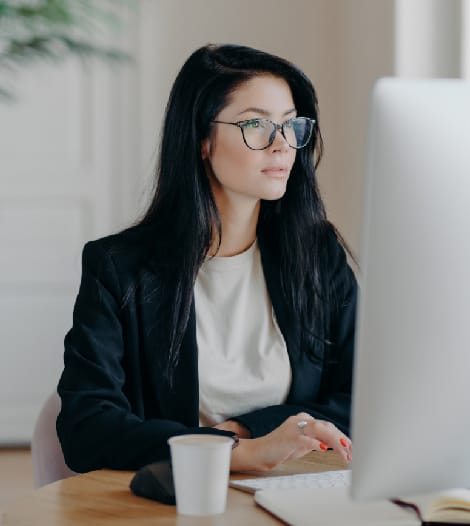 A women sitting on her table and working on her PC